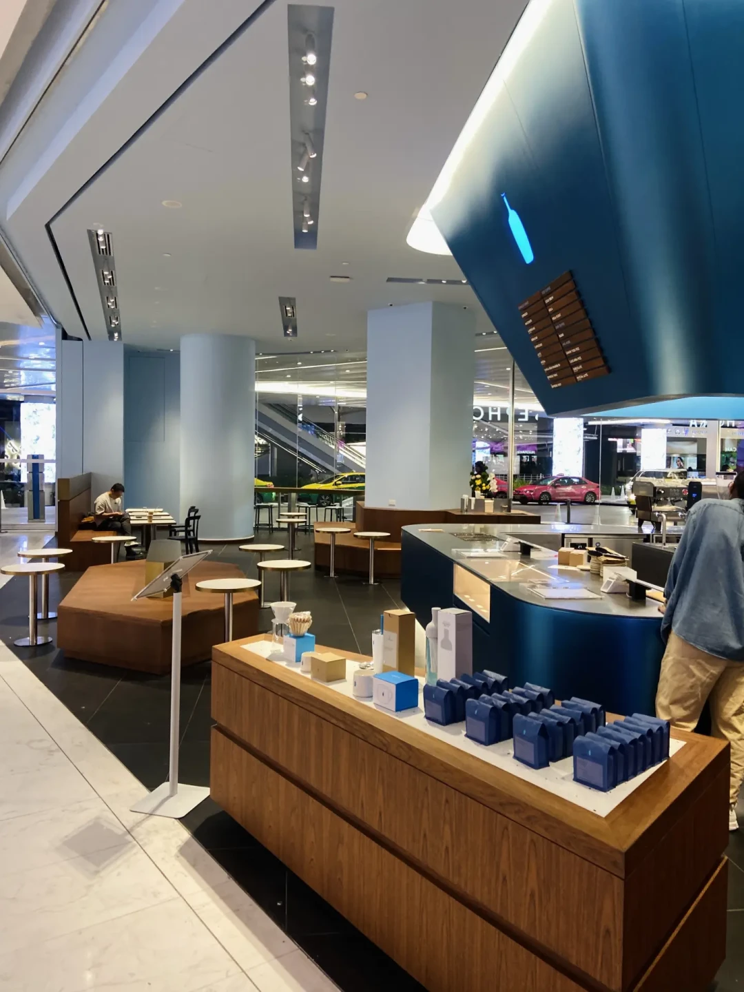 瑞幸大股东接手蓝瓶,曼谷一个周末开两店:40元一杯的“小蓝瓶”要降价了吗?