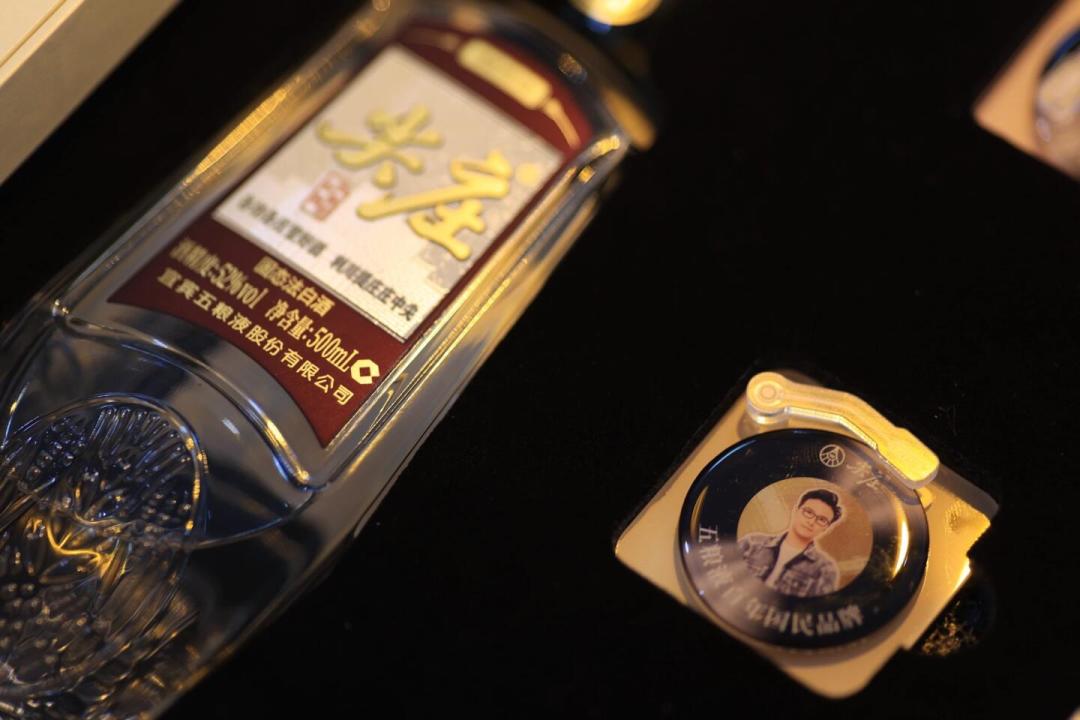 都在开箱尖庄×汪峰联名礼盒,但没人告诉你:这盒子不卖,里面装的是59块的荣光