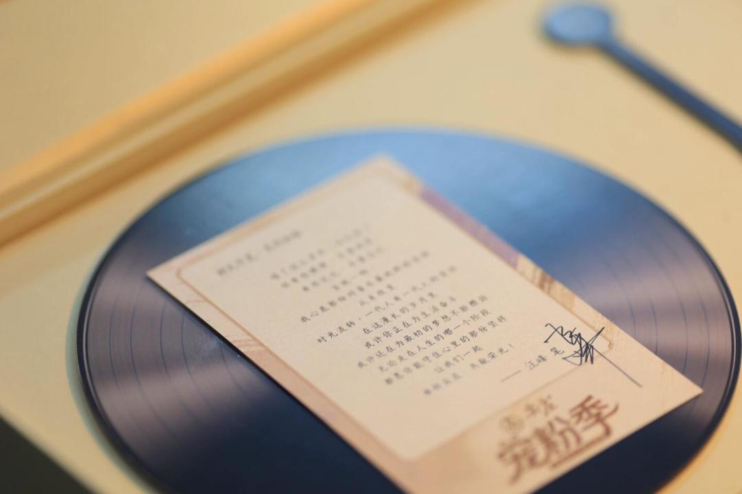 都在开箱尖庄×汪峰联名礼盒,但没人告诉你:这盒子不卖,里面装的是59块的荣光