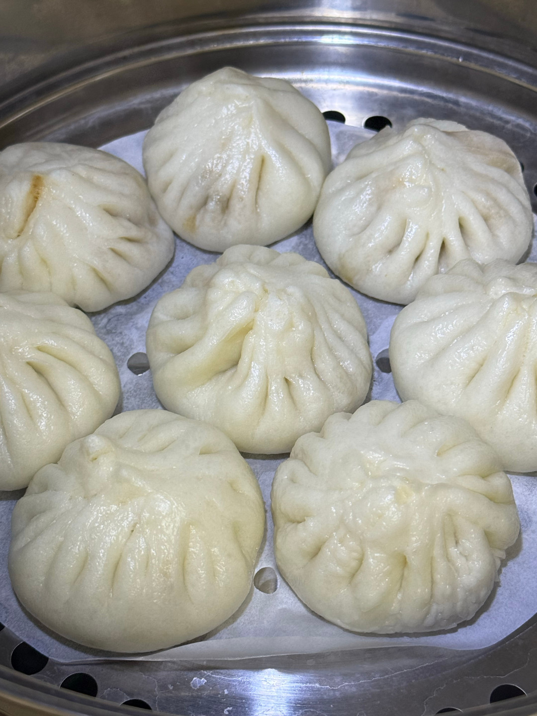 两个狗不理:一个在门店被全网骂,一个在冰柜里被复购