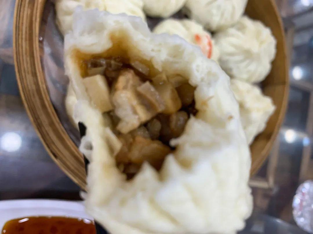两个狗不理:一个在门店被全网骂,一个在冰柜里被复购