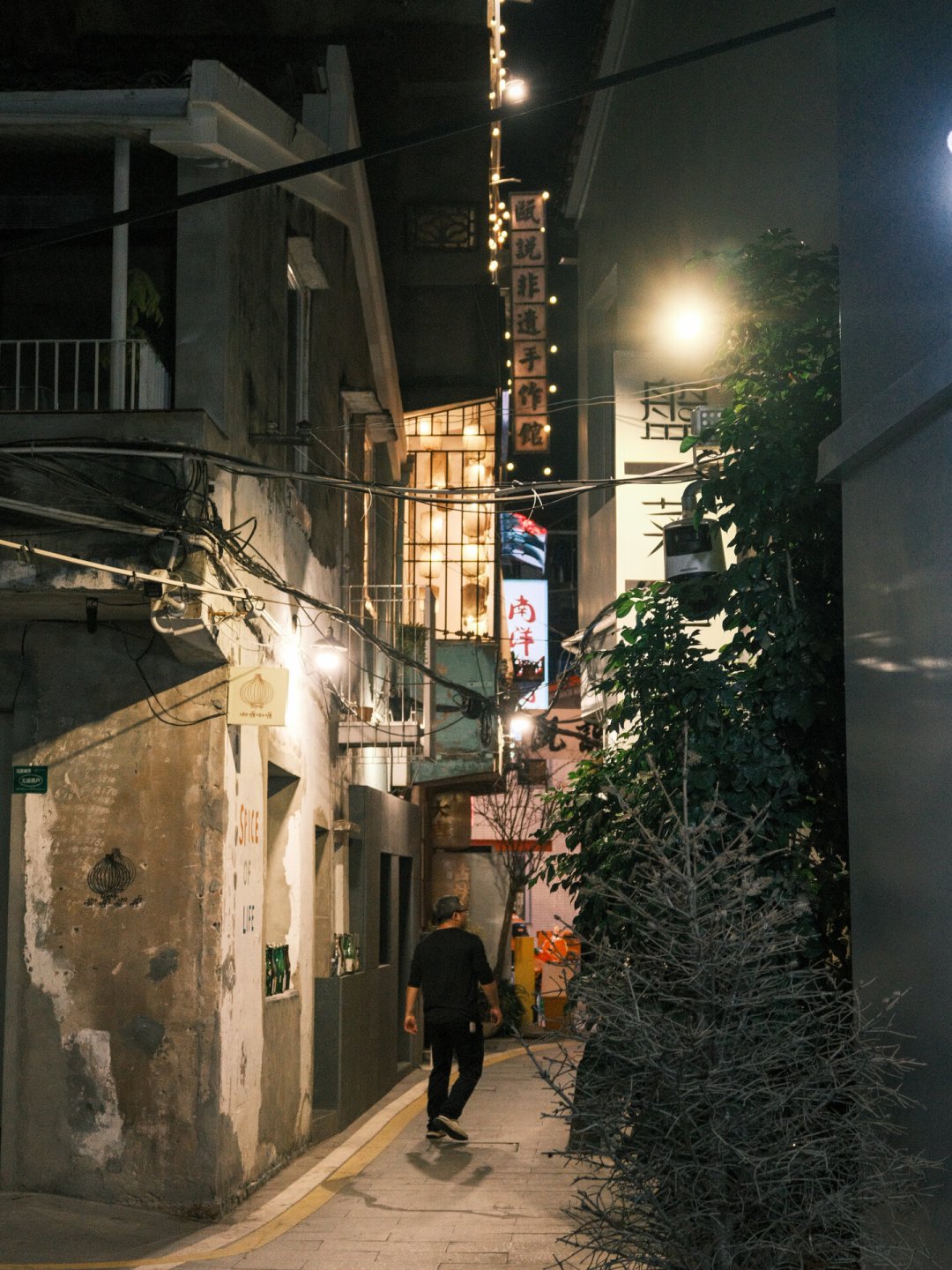 富士GFX100RF没有防抖、光圈只有F4,夜景手持到底会不会糊?社区吵了几个月,我把实战党的答案都翻出来了