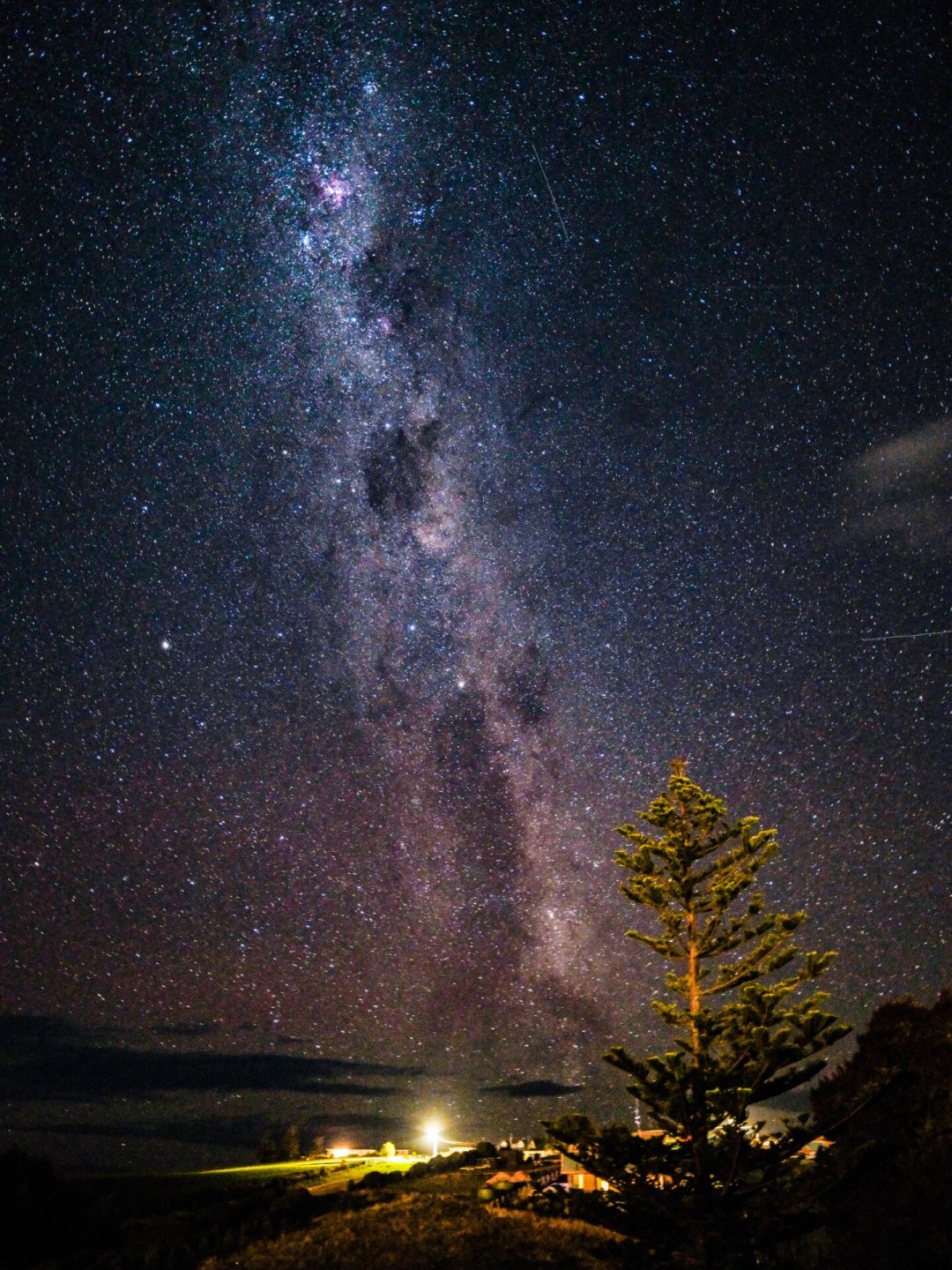 富士GFX100RF没有防抖、光圈只有F4,夜景手持到底会不会糊?社区吵了几个月,我把实战党的答案都翻出来了