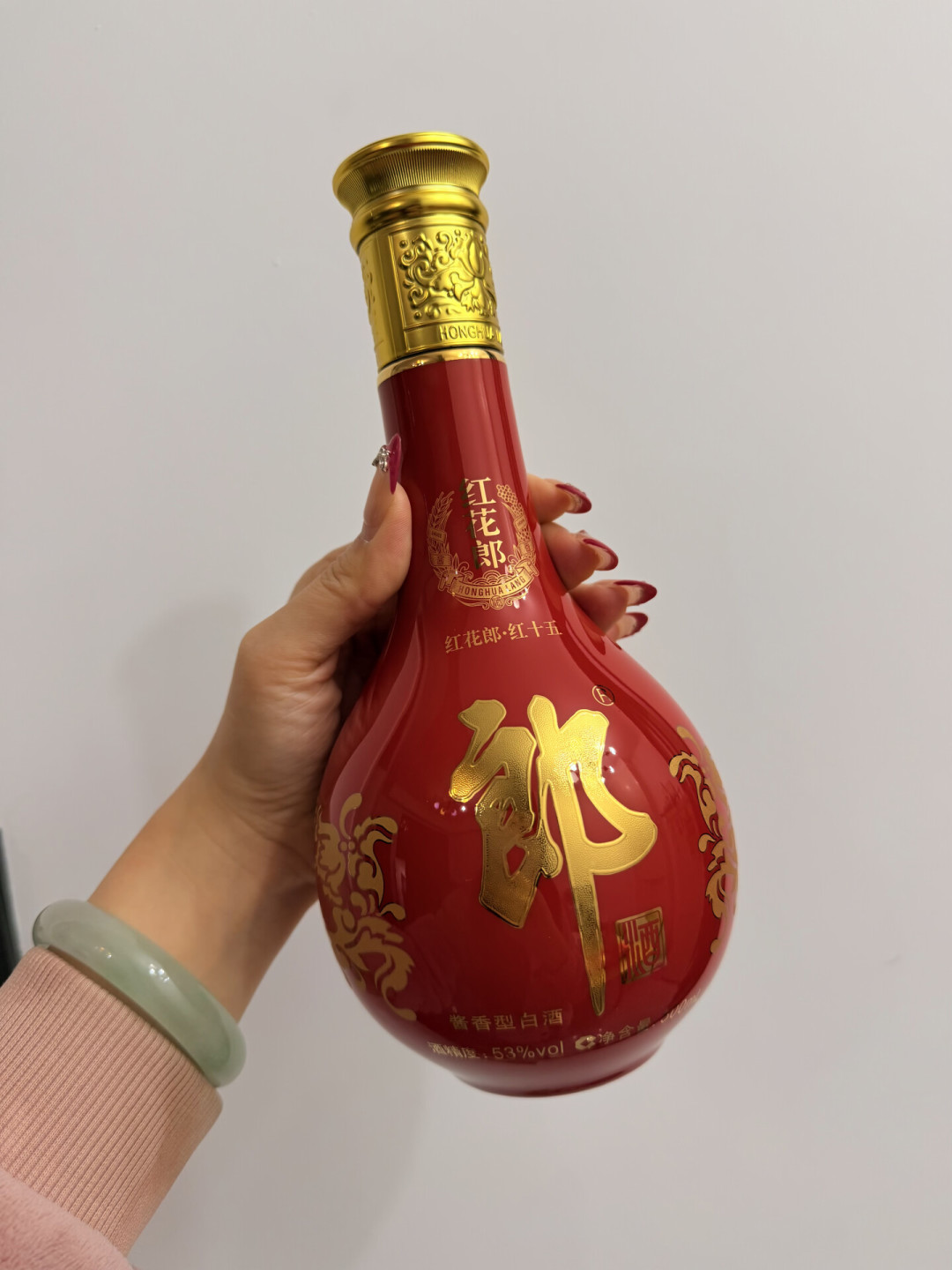 超市货架堆满2022年的白酒,直播间却在喊