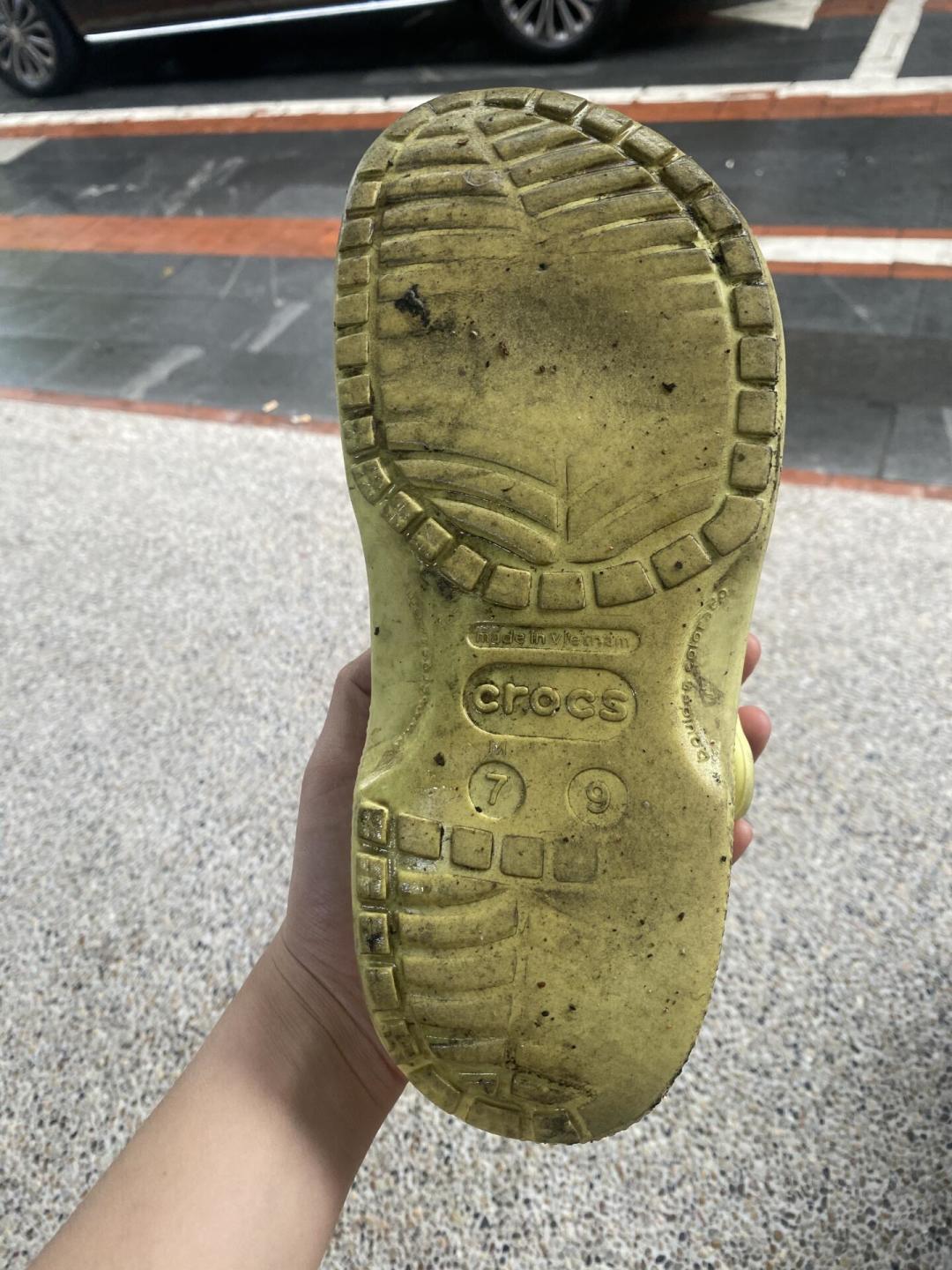 599元Crocs穿1个月鞋底磨平,门店只回了四个字:我们翻了20份穿着记录,搞清洞洞鞋的磨损极限