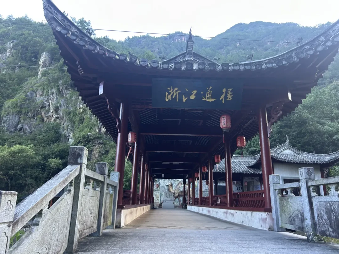 一边被骂“别来”,一边被存成经典:秋天的徽杭古道,去之前先搞懂这3个错位和3个坑