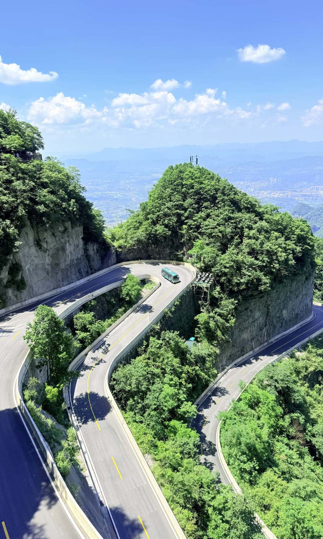 天门山跑酷赛道坐满了游客?我扒了扒这条999级天梯:比赛停了2年,流量没停