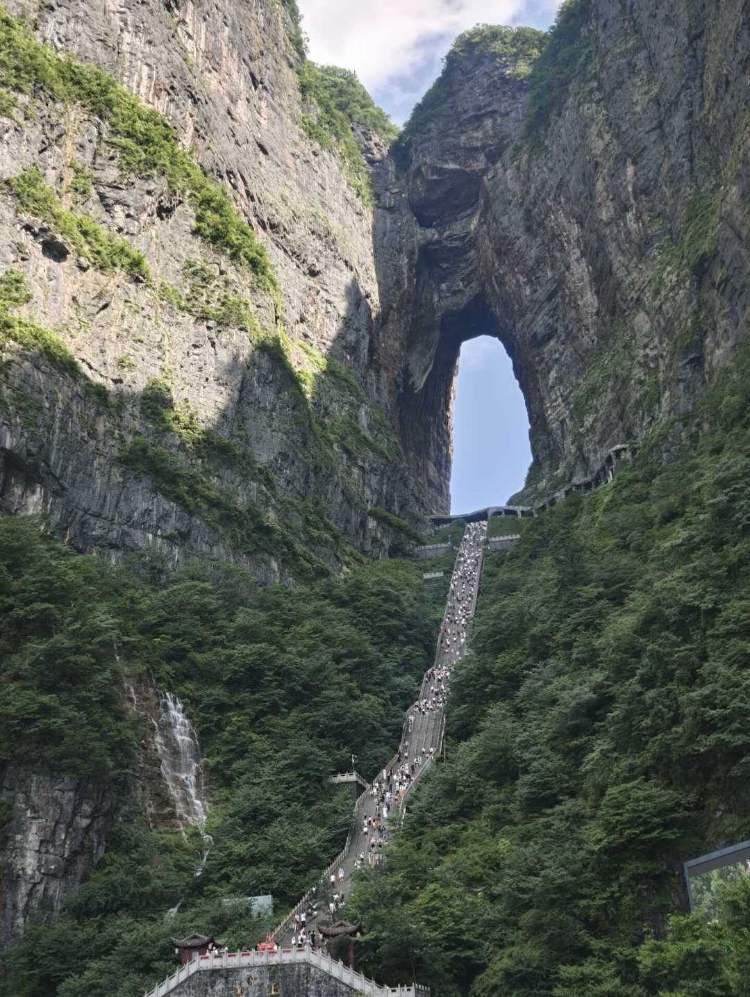 天门山跑酷赛道坐满了游客?我扒了扒这条999级天梯:比赛停了2年,流量没停