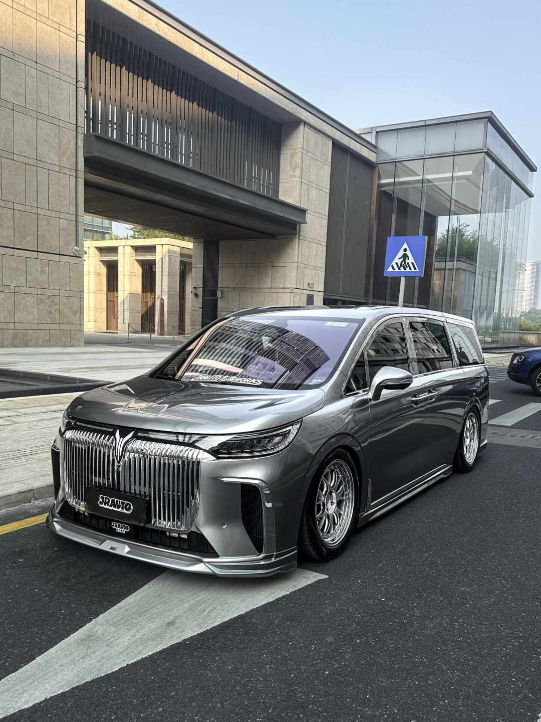 花3万给MPV做内饰改装,质保会没吗?年检过不去吗?保险赔不赔?新能源车主最担心的三件事一次说清