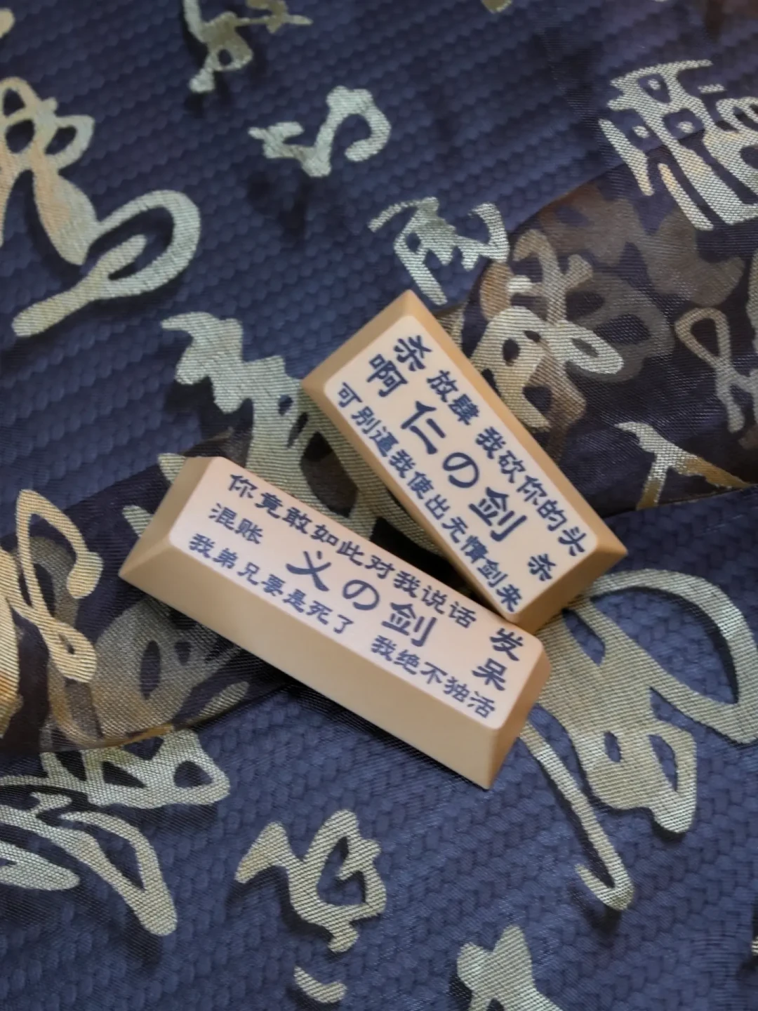 键帽卖断货、桌垫铺开、键盘月底开卖:阿米洛×新三国,这波梗联名怎么上车