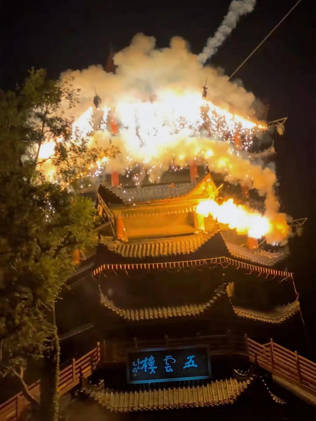 同一个丰都鬼城，平时被骂“巨坑”，中元夜却万人打卡：还剩3天，这样去不踩坑