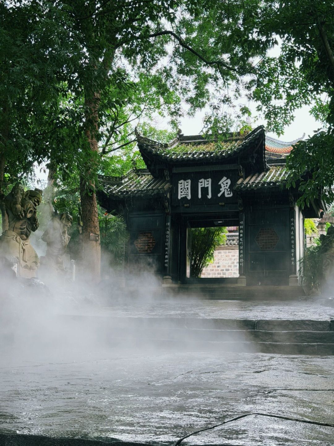 同一个丰都鬼城，平时被骂“巨坑”，中元夜却万人打卡：还剩3天，这样去不踩坑