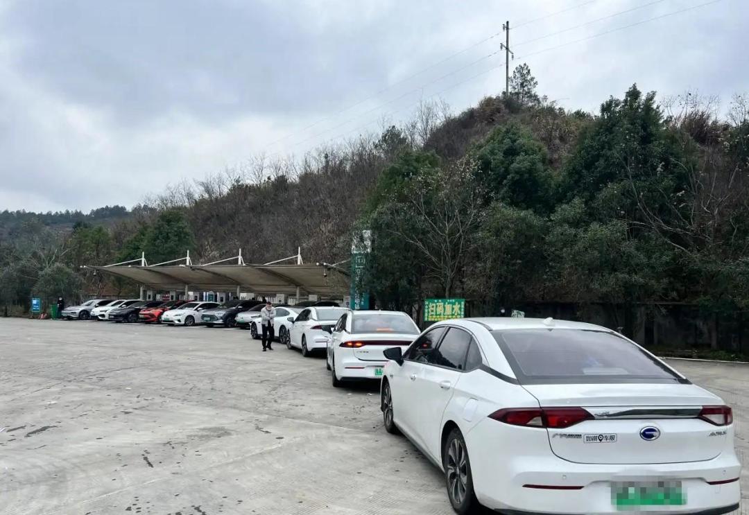 李斌说今年只有纯电在增长、增程都在跌:翻了上半年的数据,这话得分两半听