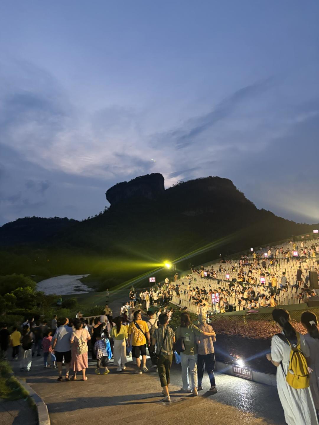 《印象·大红袍》第1000万名观众刚到场，也赶上武夷山最多雨的月份：下雨照演吗、退票怎么办、场次怎么挑，都整理好了