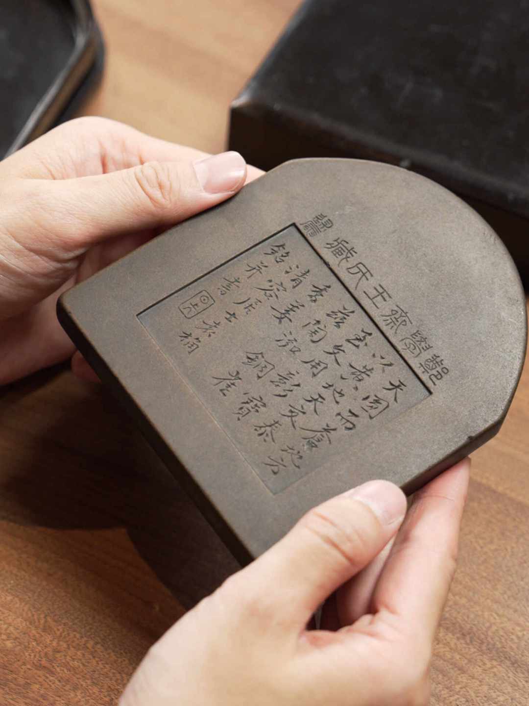 都说砚台没人玩了,铭文砚却屡破纪录:这个市场不是降温,是分层