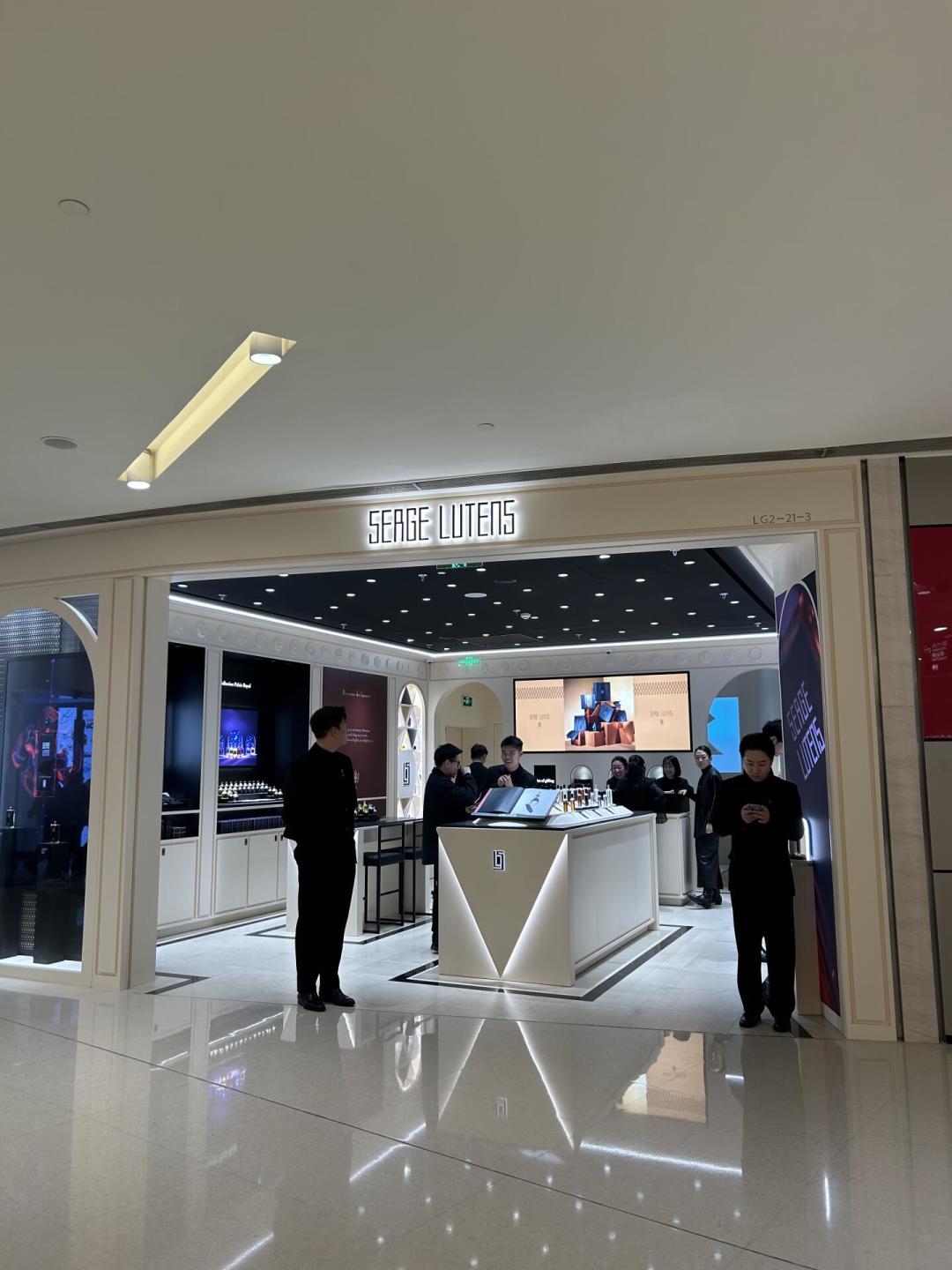 一边开高奢店,一边跌到三百多:芦丹氏的2026,资生堂到底想干嘛
