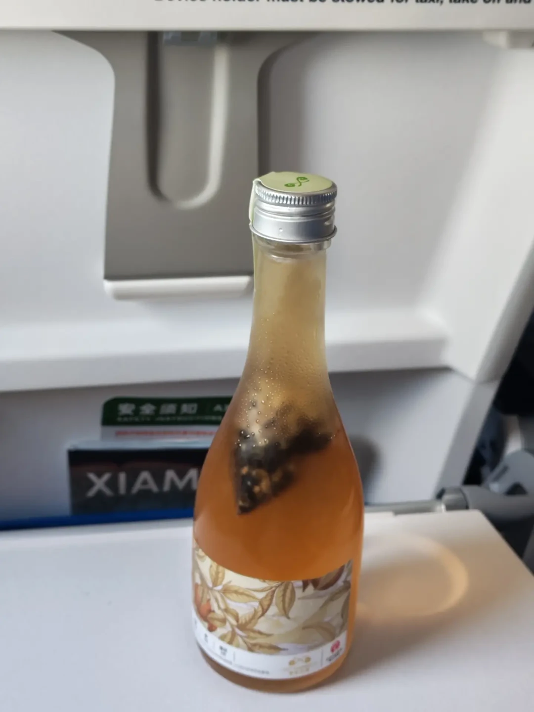 坐厦航能喝到霸王茶姬了:万米高空的联名套餐值不值得买,先看这三关