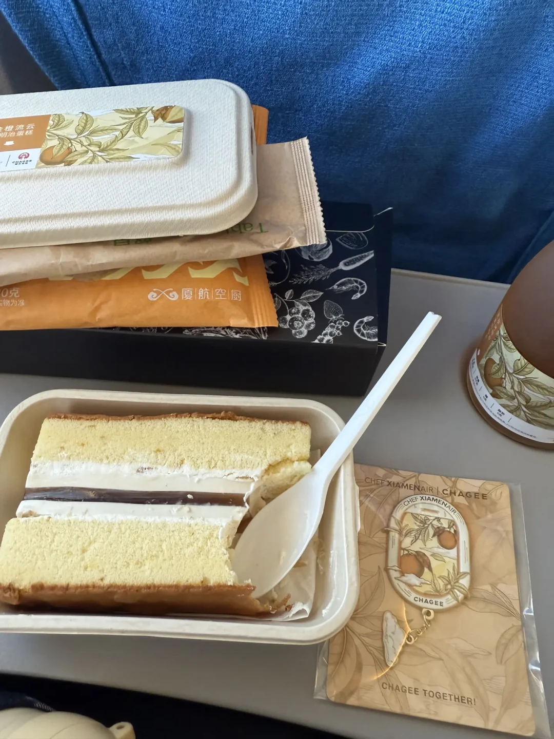 坐厦航能喝到霸王茶姬了:万米高空的联名套餐值不值得买,先看这三关