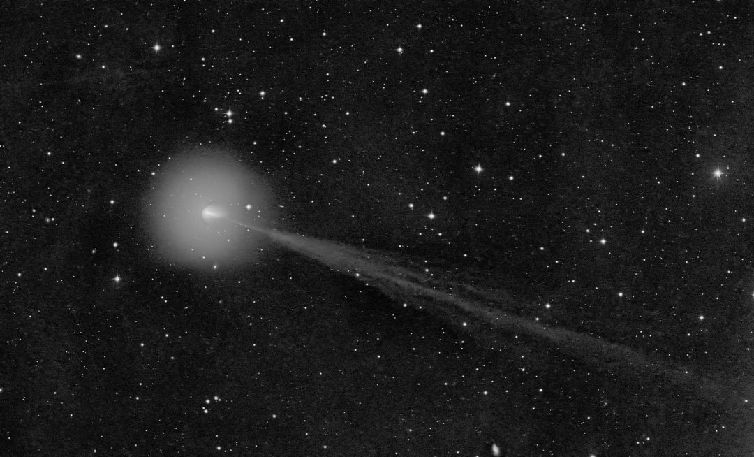 爆发两次、亮度翻了600倍,但肉眼不可见:220P彗星正在变暗,拍它的窗口就这几晚