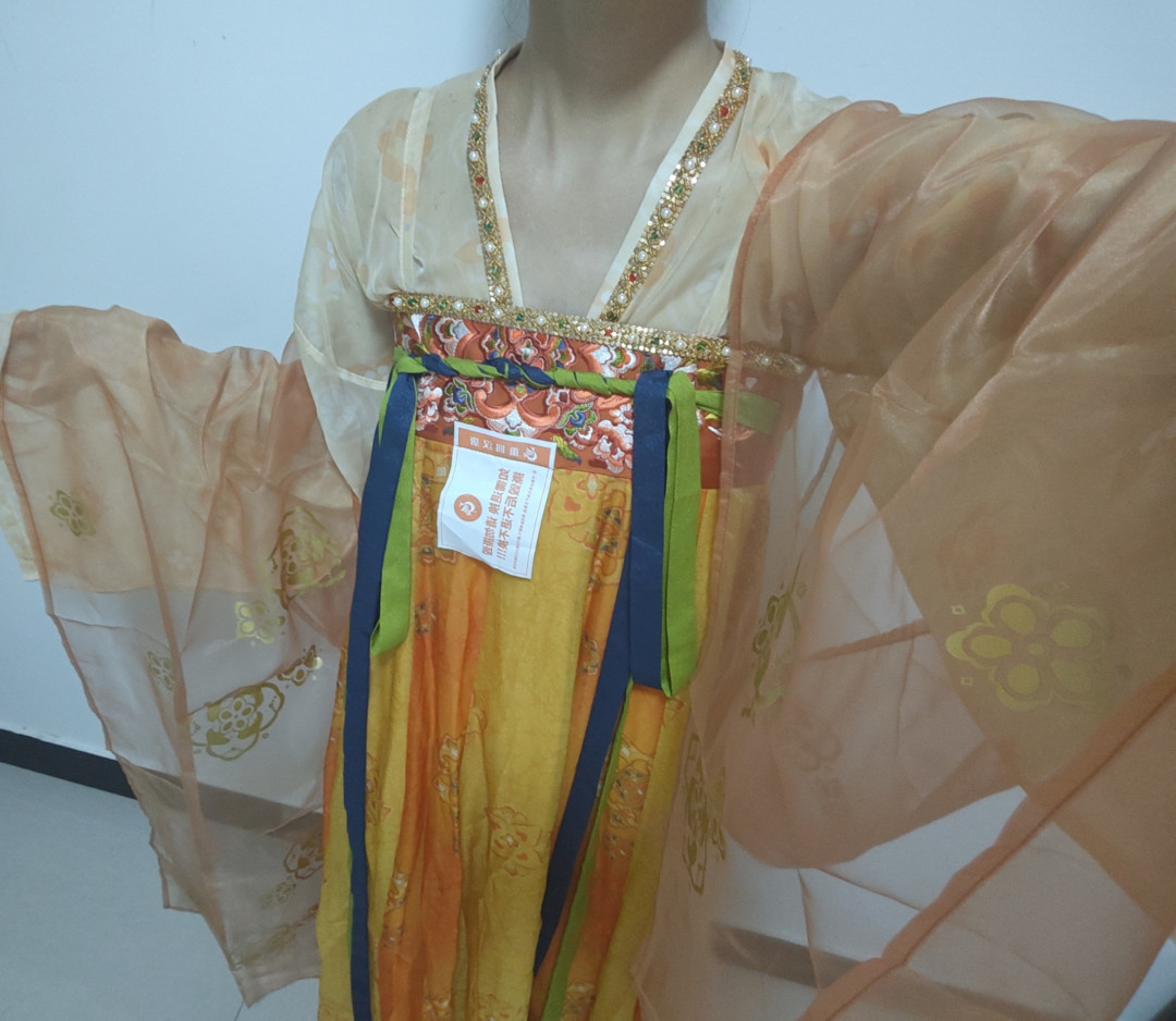 重回汉唐悄悄铺好了一整柜秋装:十天十几款新品,月亮系列迭代到第四代,按场景选不踩坑
