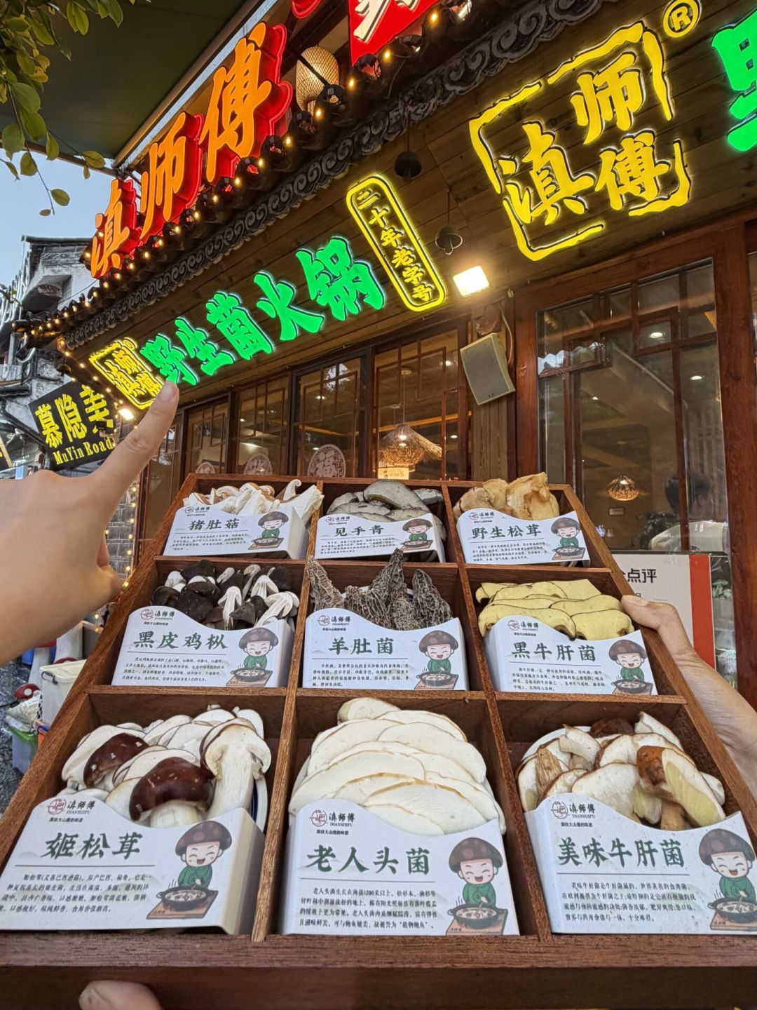 一朵小花 180 块、一顿饭 1000+,还被吐槽