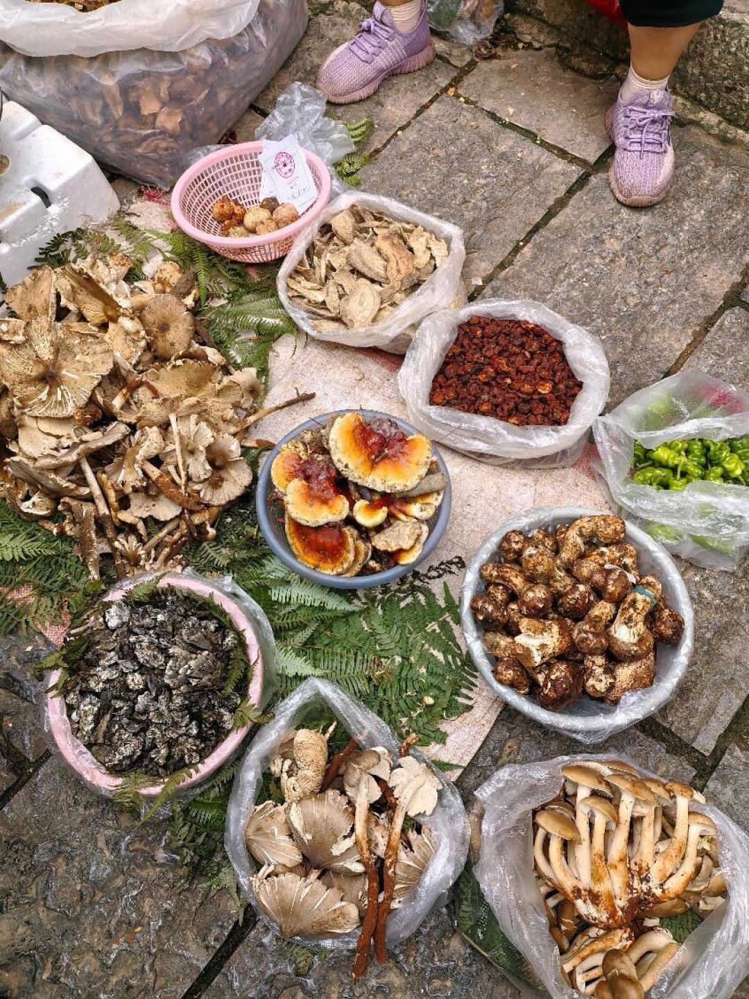 一朵小花 180 块、一顿饭 1000+,还被吐槽