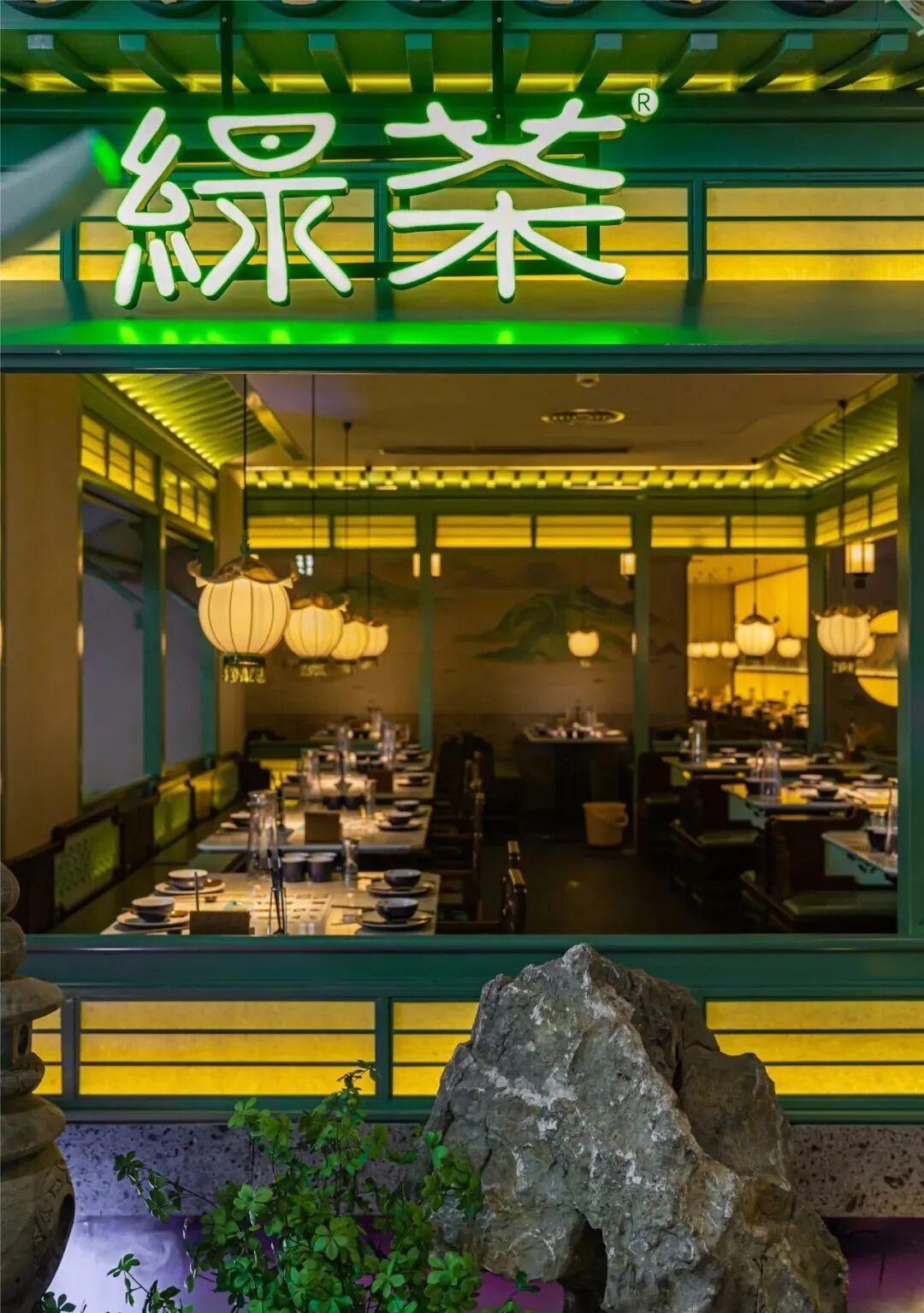 敌敌畏灌进矿泉水瓶，喷上绿茶们的餐桌：几十家连锁餐厅中招后，我们吃进去的那顿饭风险有多大