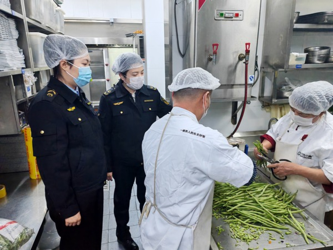 敌敌畏灌进矿泉水瓶，喷上绿茶们的餐桌：几十家连锁餐厅中招后，我们吃进去的那顿饭风险有多大