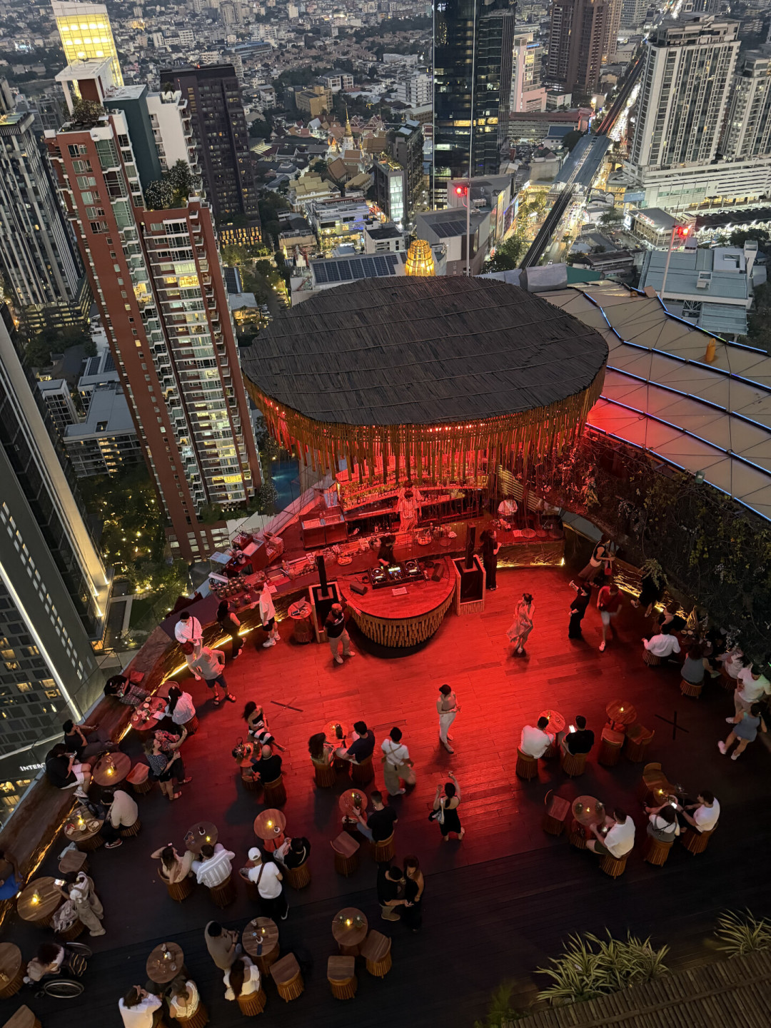 首尔能白嫖、曼谷80元含一杯酒、伊比萨800元只配罚站:出国蹦迪的钱和规矩,跟你想的完全不一样