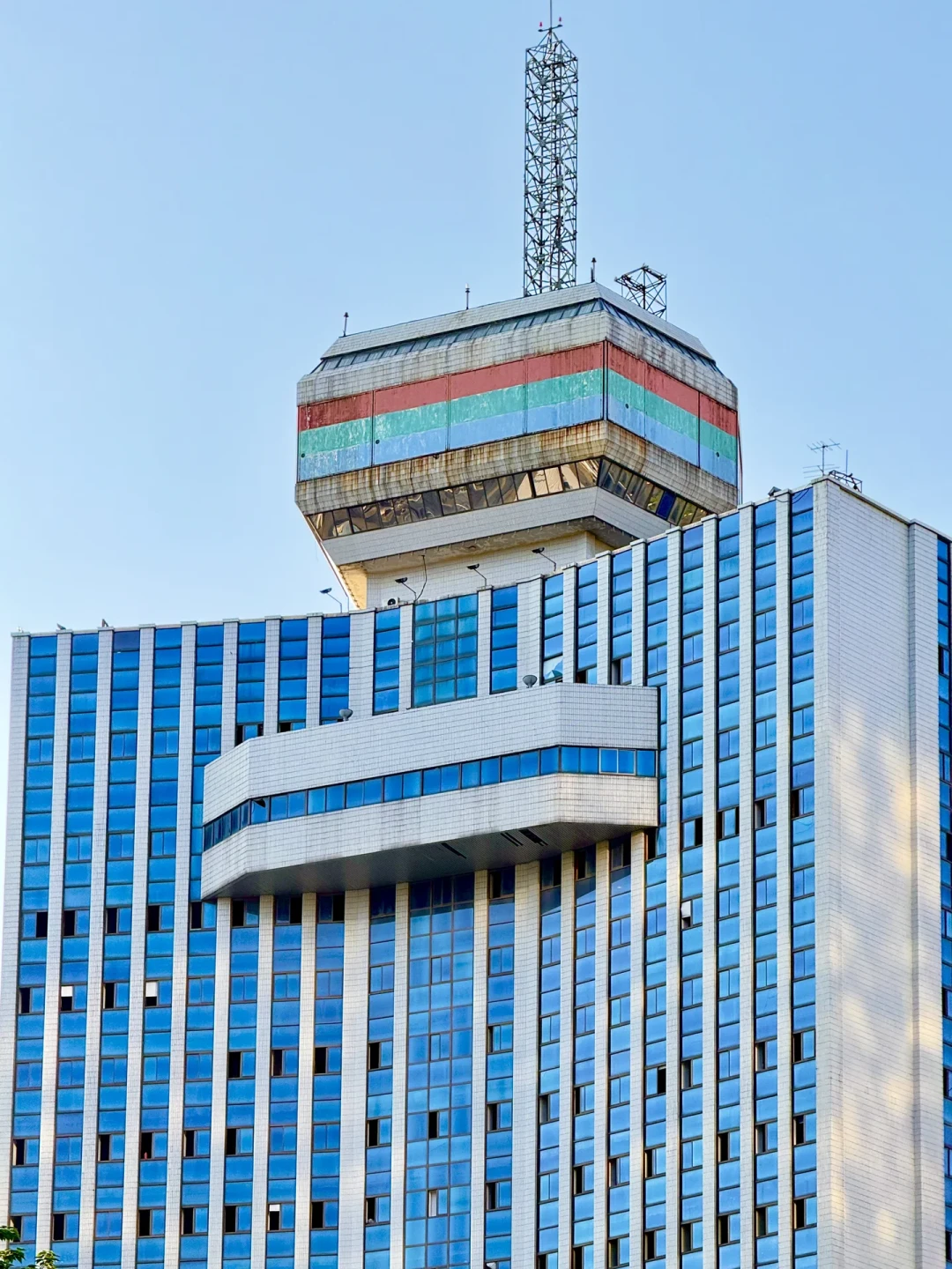 刷屏的“中式梦核建筑”,其实是中国最大规模的一场后现代建筑潮
