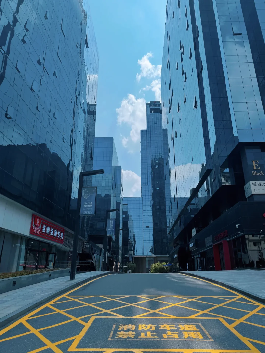 刷屏的“中式梦核建筑”,其实是中国最大规模的一场后现代建筑潮