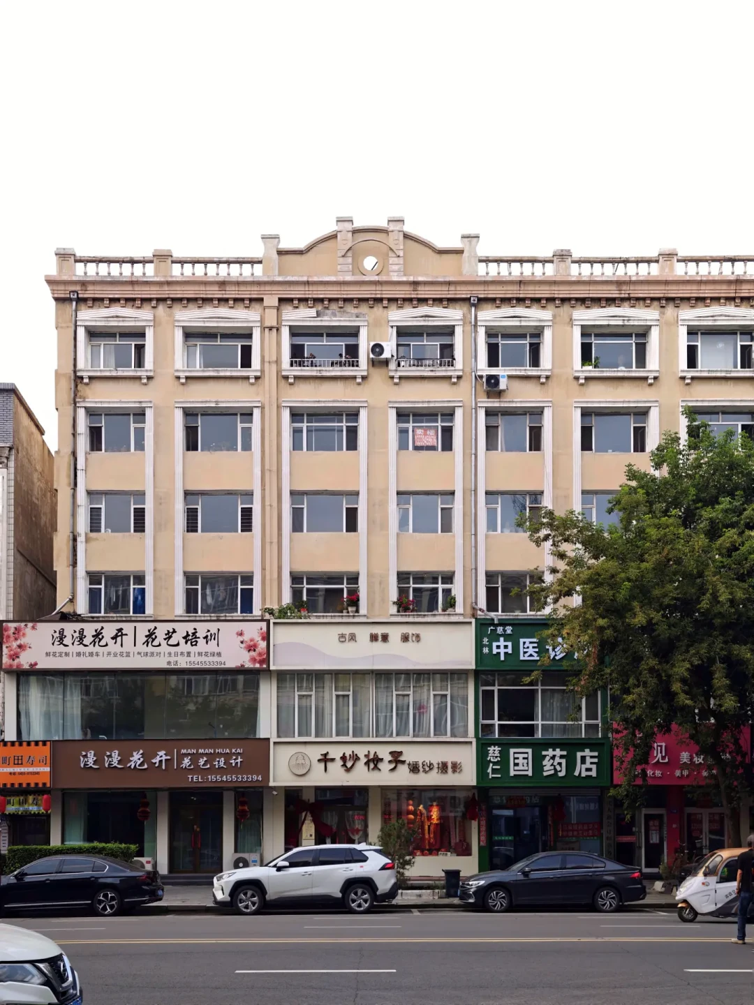 刷屏的“中式梦核建筑”,其实是中国最大规模的一场后现代建筑潮