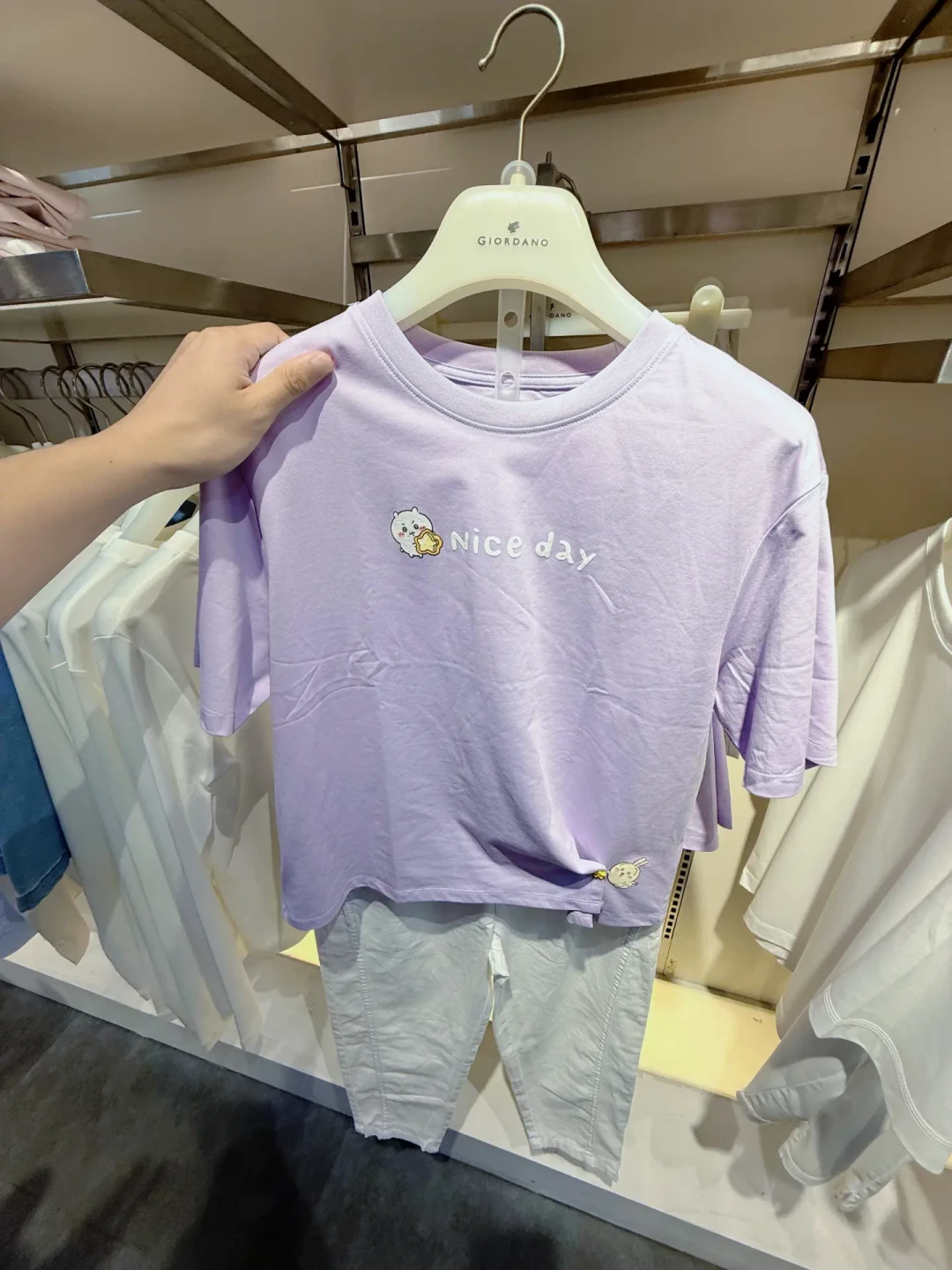 优衣库卖99元,佐丹奴直接打五折:这场Chiikawa衣服联名战,看完上百条真实评价再选