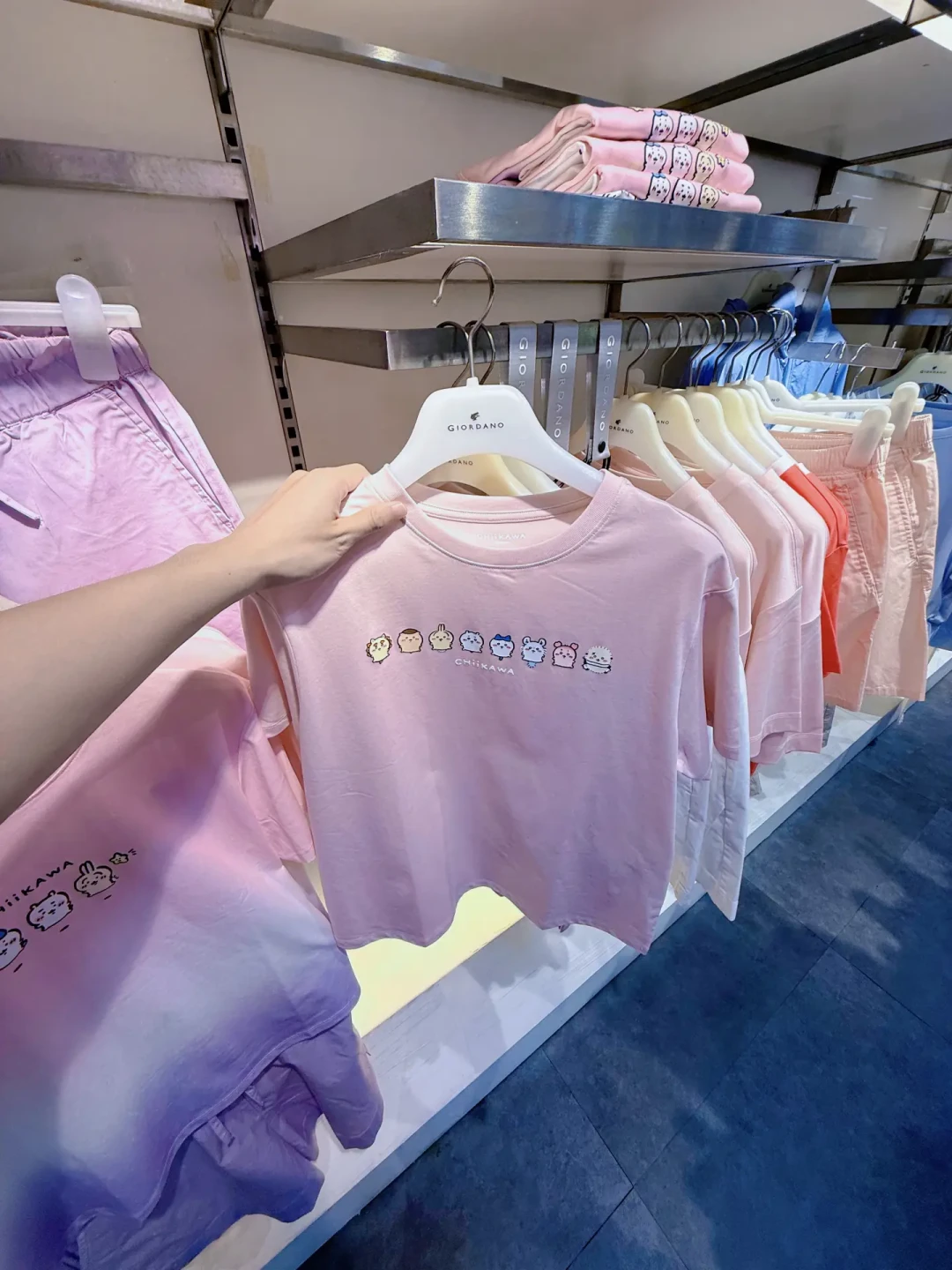优衣库卖99元,佐丹奴直接打五折:这场Chiikawa衣服联名战,看完上百条真实评价再选