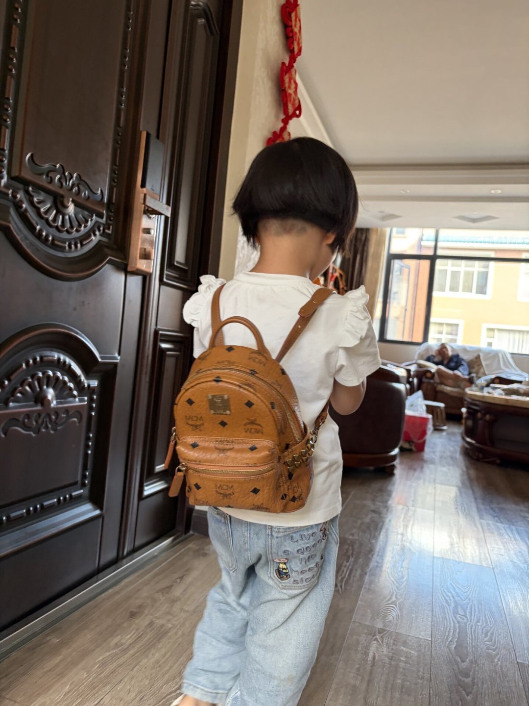 妈妈背了十年的MCM，今年开学被女儿背走了：翻完小红书传承帖和掉皮帖，这三处先检查再决定传不传