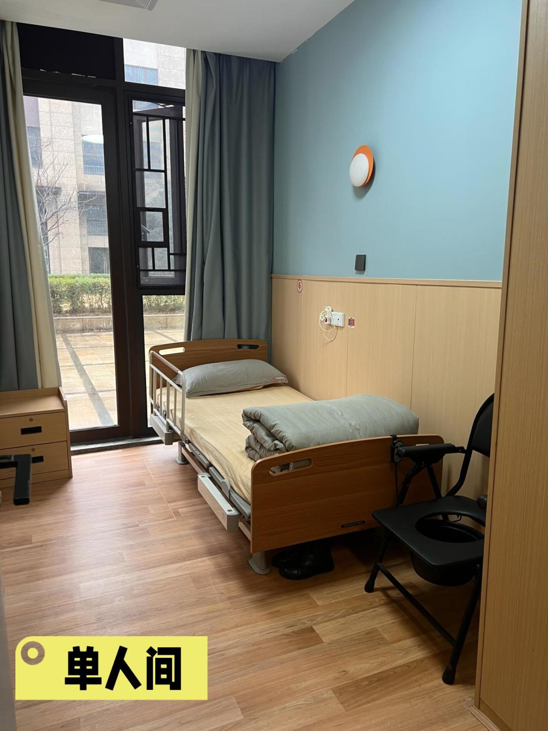 照护一位认知症老人,钱要先算明白:居家、请护工、住机构三笔账,长护险能兜住一块