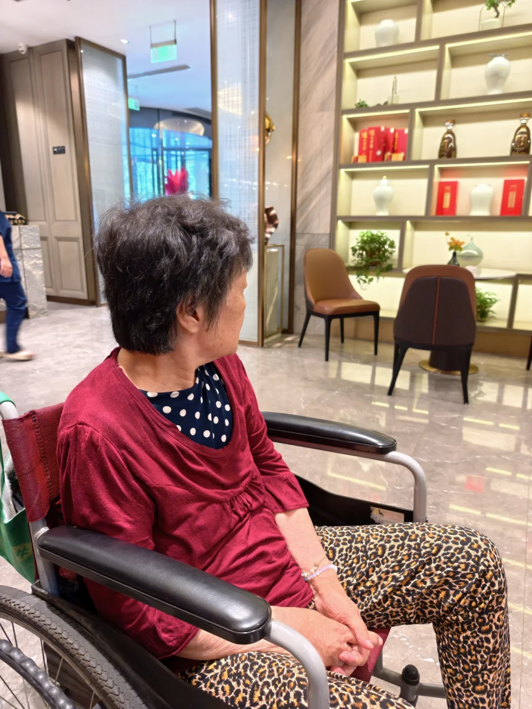 照护一位认知症老人,钱要先算明白:居家、请护工、住机构三笔账,长护险能兜住一块