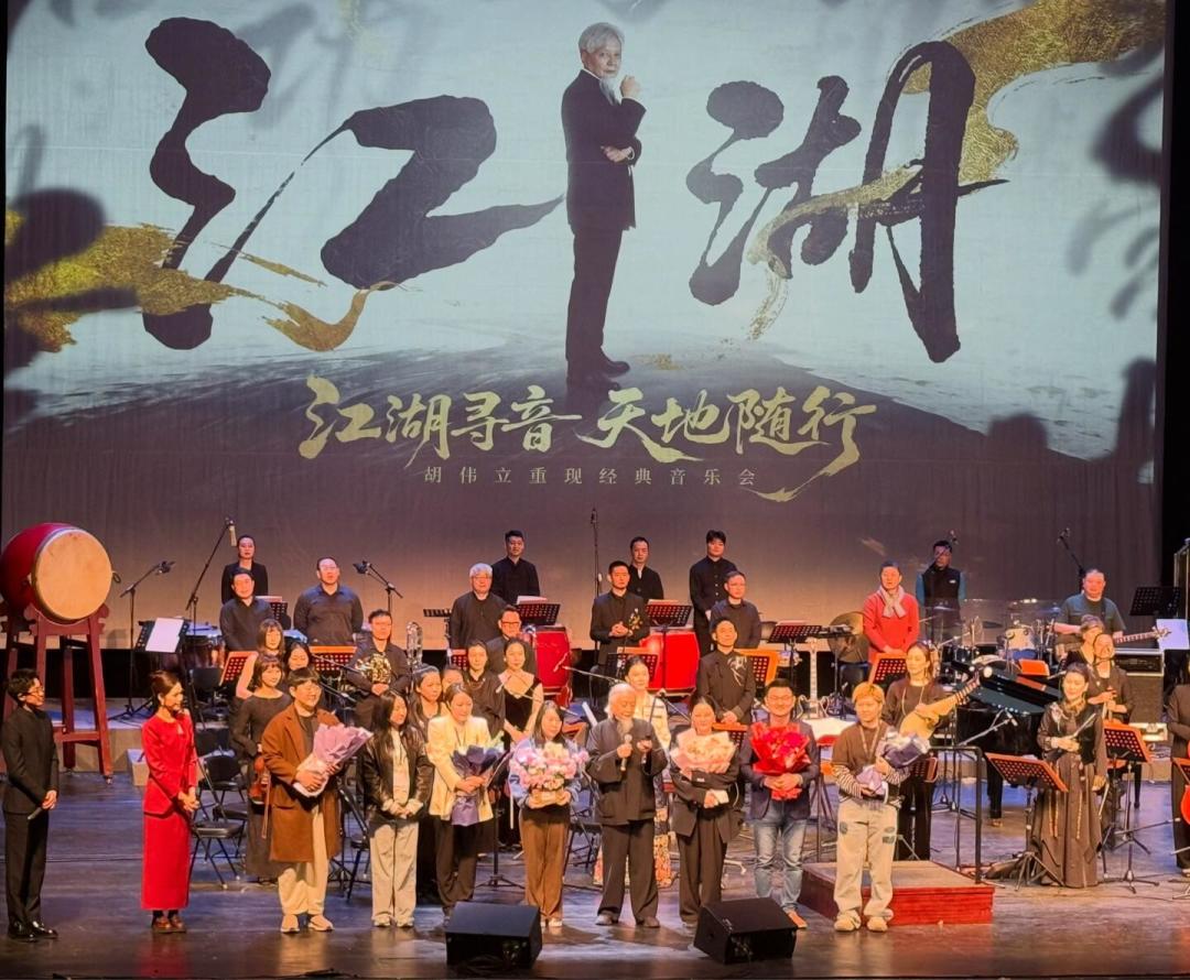胡伟立复出巡演收官,口碑裂成两半:错过“见一面少一面”,还有三条补课路径