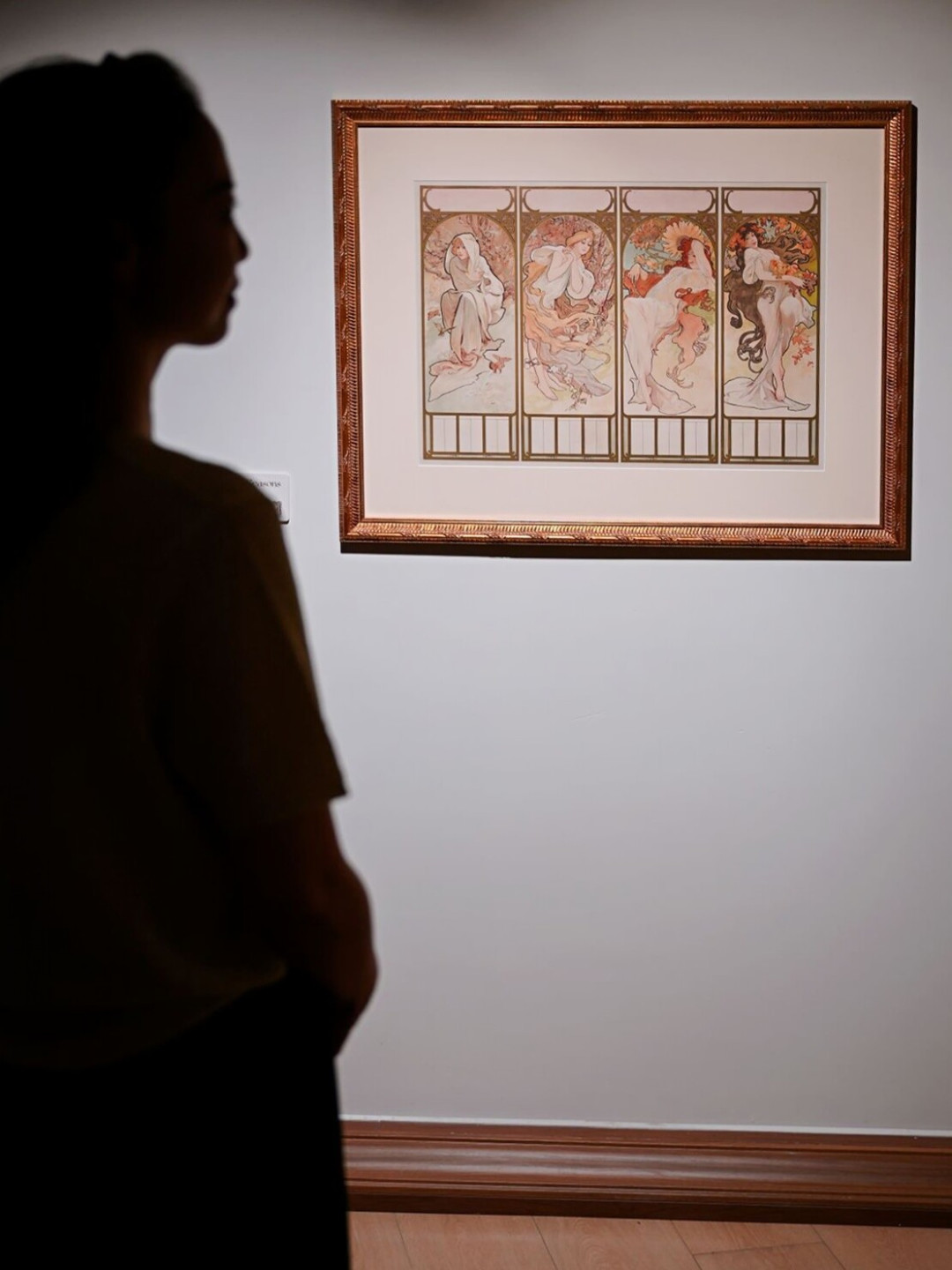 同为穆夏展,一个19.9元送咖啡,一个挂出223件真迹:今夏同时在展的两场,到底哪个值得去
