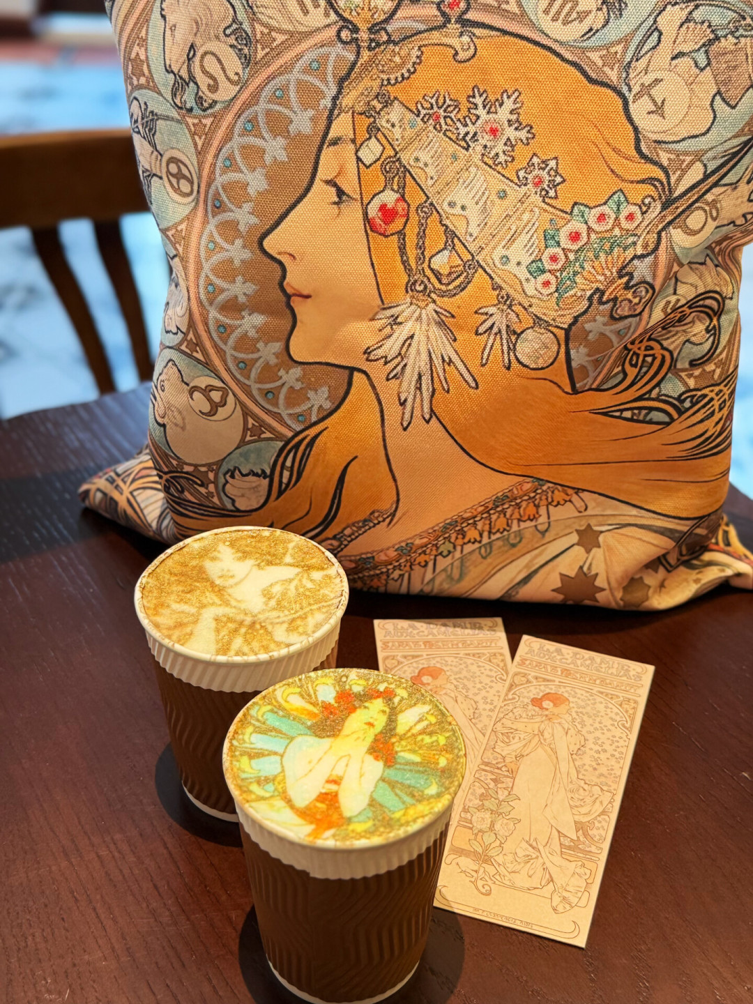 同为穆夏展,一个19.9元送咖啡,一个挂出223件真迹:今夏同时在展的两场,到底哪个值得去