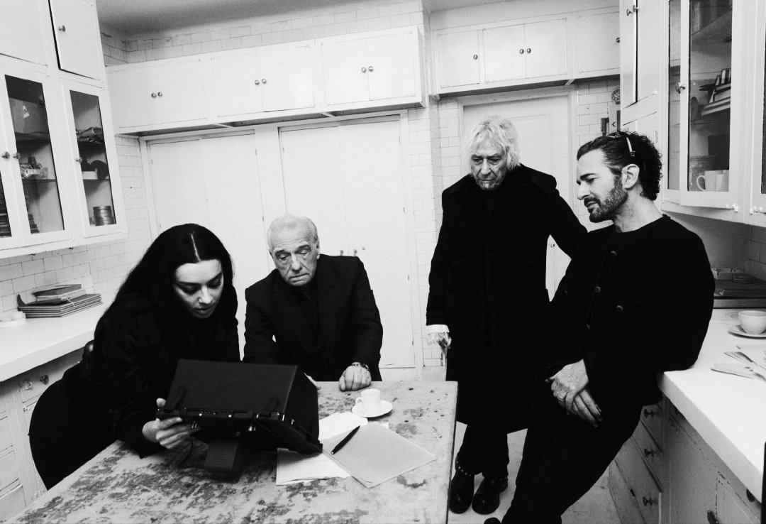 Pitchfork 8.2、空降英国榜冠军,评论区却还在吵架:查莉·XCX这张新专,值得你花30分钟吗?