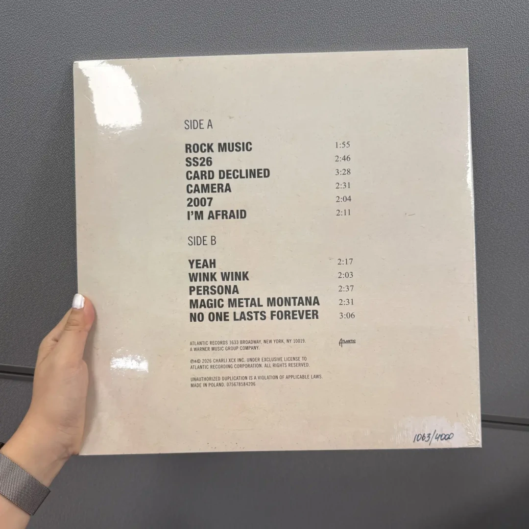 Pitchfork 8.2、空降英国榜冠军,评论区却还在吵架:查莉·XCX这张新专,值得你花30分钟吗?