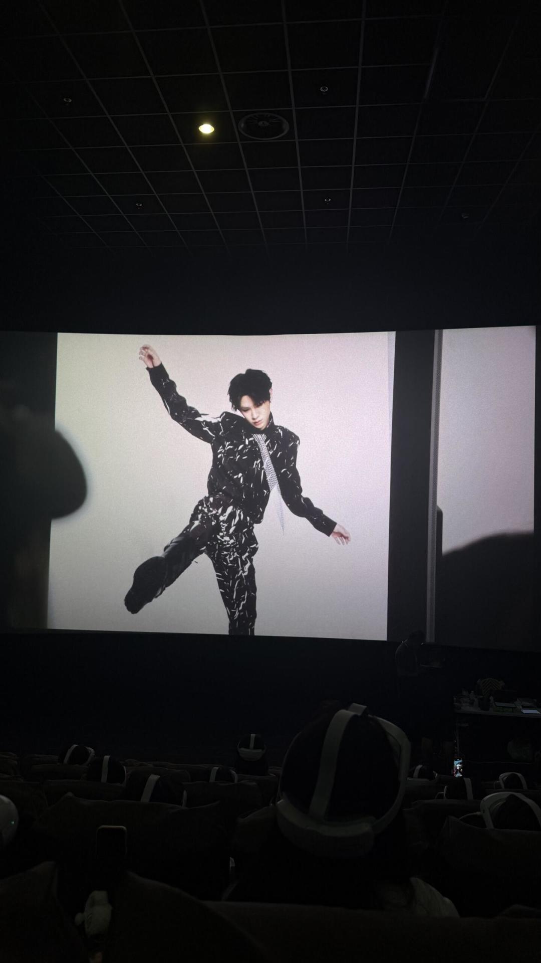 黄明昊的VR演唱会
