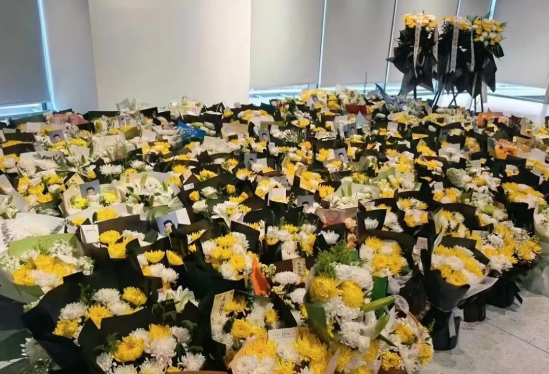 峰学蔚来的卡还在卖,但张雪峰已经离开五个月:你付的12999元,买的是两年后才兑现的承诺