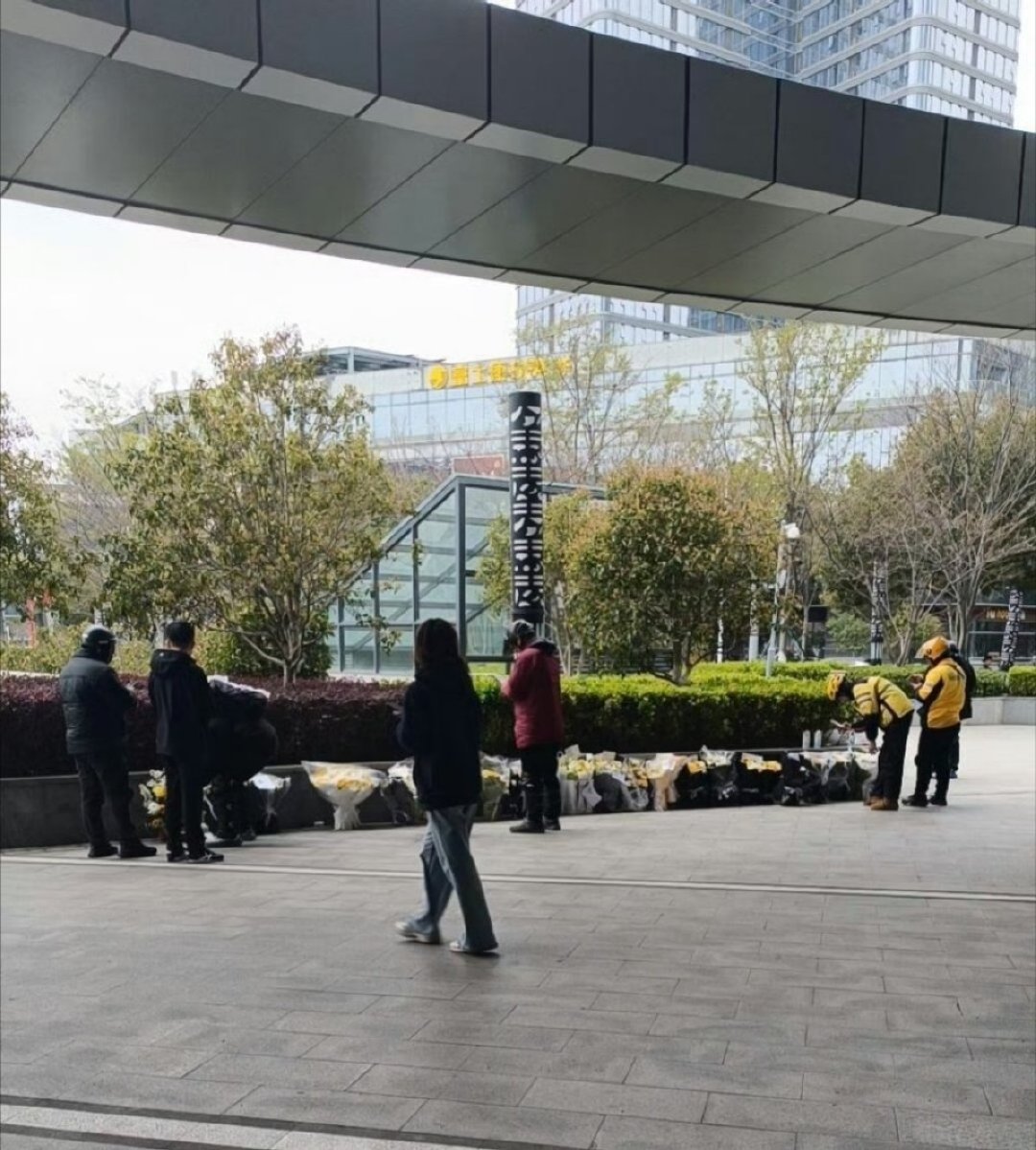 峰学蔚来的卡还在卖,但张雪峰已经离开五个月:你付的12999元,买的是两年后才兑现的承诺
