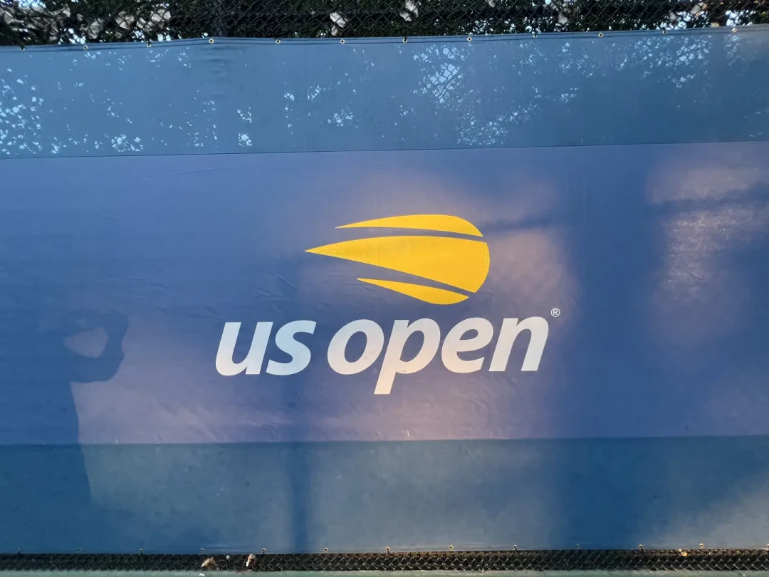 美网球场边的US Open蓝色挡墙