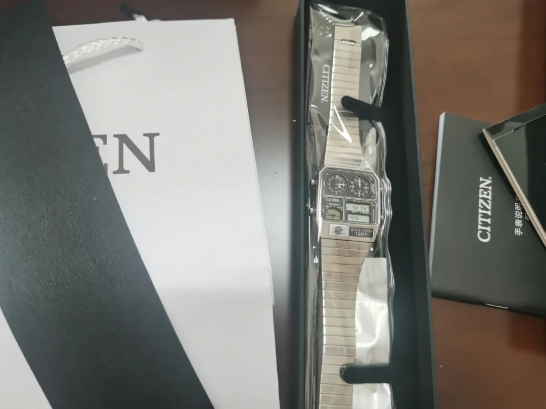 被小红书吹成“40年前的Apple Watch”，2000块的西铁城“星河战舰”值得买吗：4个版本、2条价格线、4个真实的坑一次说清
