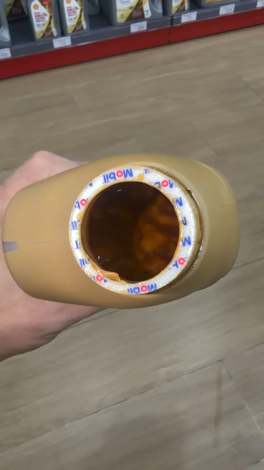 寄存在门店的美孚机油,开盖发现糊状物:这场