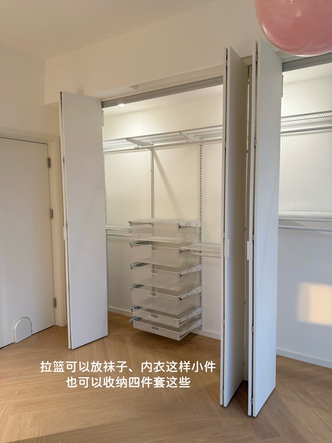 金属衣柜,一边被吹