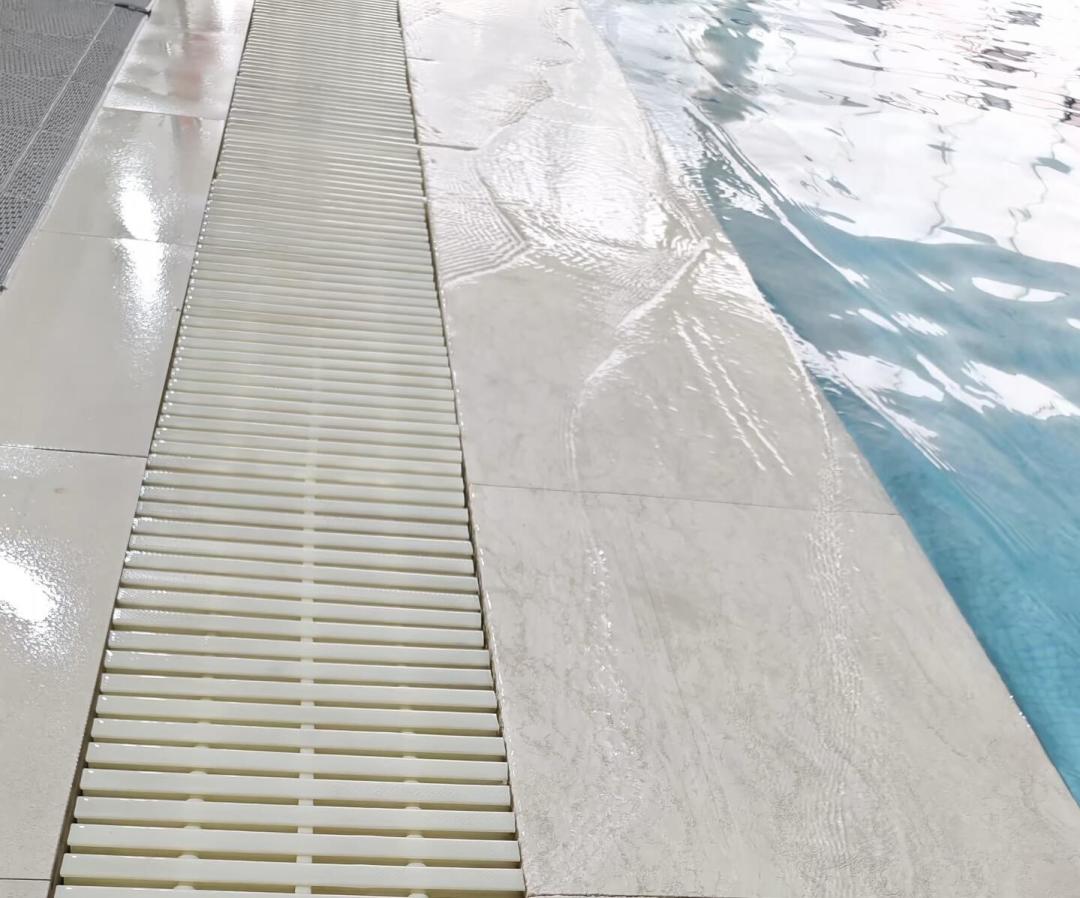 11岁男孩在浅水区溺亡,5岁孩子在水下被困5小时:翻完这个暑期6起泳池“吸人”事故,我发现民宿泳池可能根本不算“泳池”